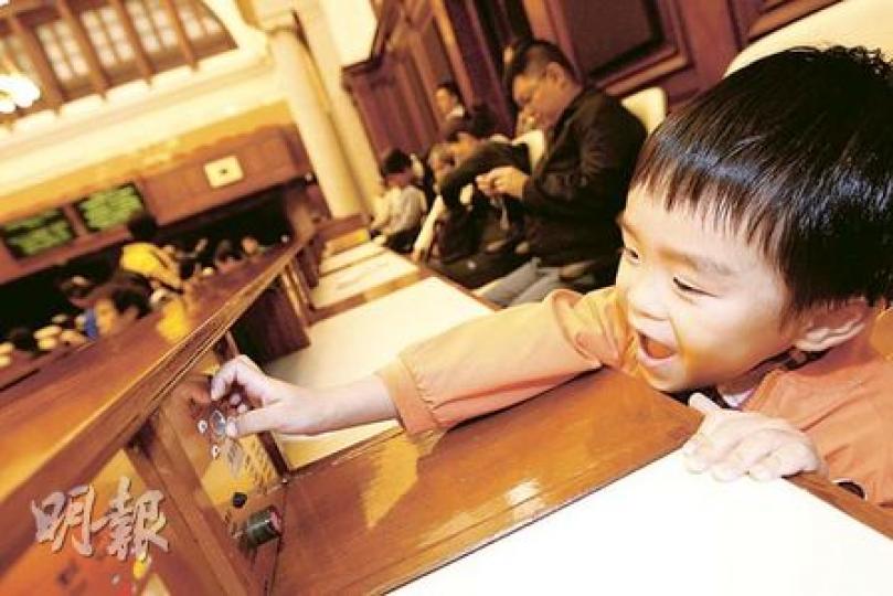 立法會明年遷至添馬艦新大樓,位於中環的大樓昨天舉行最後一次開放日,吸引不少市民參觀,更可親身感受立法會議員平日在議事廳內投票的情况。(李紹昌攝)立法會主席曾鈺成(右)親自為參觀市民及學生講解立法會運作,例如介紹議員平日如何就議案、法例投票。(李紹昌攝)不少市民昨日趁立法會最後一次開放日參觀,大批人在門外等候入場。(李紹昌攝) 立法會明年遷至添馬艦新大樓,位於中環的大樓昨天舉行最後一次開放日,吸引不少市民參觀,更可親身感受立法會議員平日在議事廳內投票的情况。(李紹昌攝)立法會主席曾鈺成(右)親自為參觀市民及學生講解立法會運作,例如介紹議員平日如何就議案、法例投票。(李紹昌攝)不少市民昨日趁立法會最後一次開放日參觀,大批人在門外等候入場。(李紹昌攝)