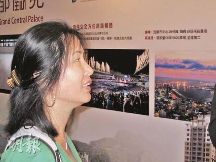 正觀看台灣樓盤「都廳苑」資料的董太表示，過往亦曾有投資海外房地產的經驗，現正研究購買「都廳苑」單位作長線投資用途。她續稱，台海兩岸關係改善，亦是她考慮入市的原因之一。（林可為攝）
