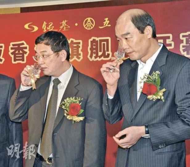 五糧液總裁唐橋(左)與銀基主席梁國興(右)出席五糧液旗艦店開幕禮時,齊齊乾杯慶祝。(陳淑安攝)
五糧液總裁唐橋(左)與銀基主席梁國興(右)出席五糧液旗艦店開幕禮時,齊齊乾杯慶祝。(陳淑安攝)