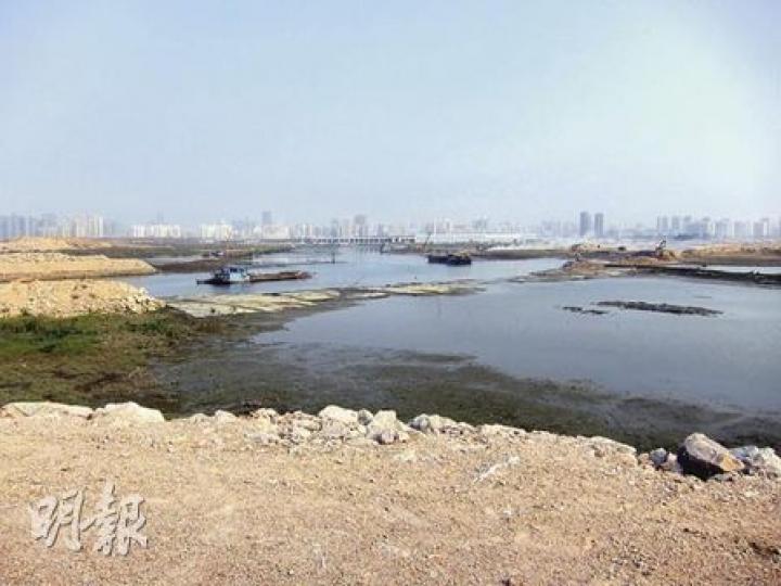前海現在仍是泥濘一片，但深圳估計至2020年，前海的地區生產總值可達15,000億元。（陳雪玲攝）