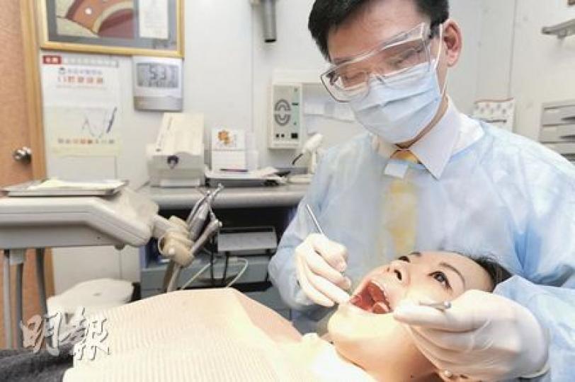 香港牙科學會副會長王志偉(右)表示,周三起一連7天共有75名牙科醫生為市民免費檢查口腔健康,預計每名醫生可服務20名市民。(尹錦恩攝) 香港牙科學會副會長王志偉(右)表示,周三起一連7天共有75名牙科醫生為市民免費檢查口腔健康,預計每名醫生可服務20名市民。(尹錦恩攝)
