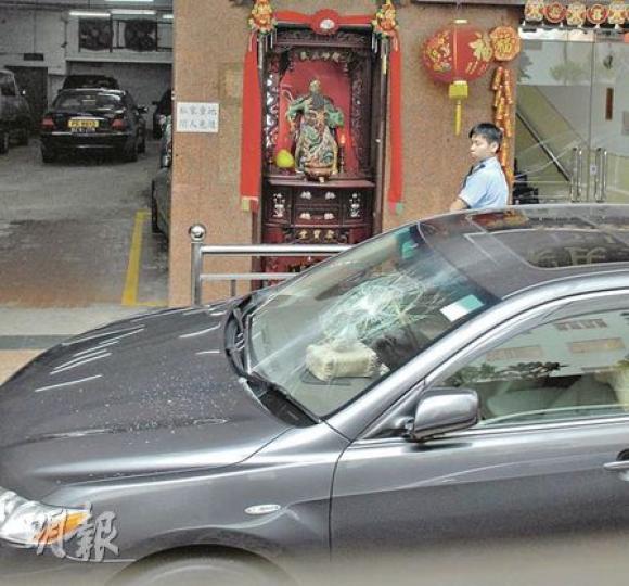 其中一輛私家車被歹徒用水喉通擊毁擋風玻璃。案中共有8車遭殃。(蘇偉明攝) 其中一輛私家車被歹徒用水喉通擊毁擋風玻璃。案中共有8車遭殃。(蘇偉明攝)