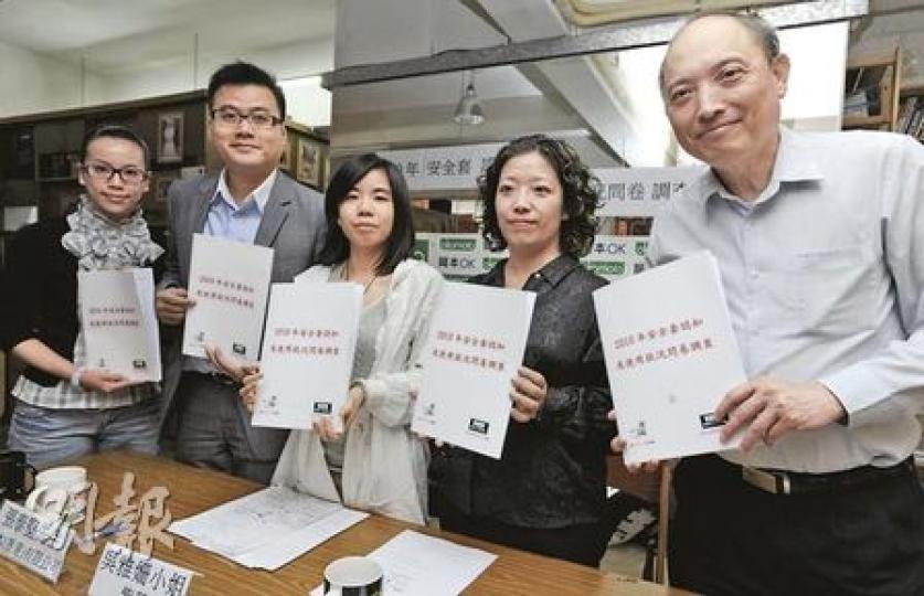 紫藤昨發表安全套使用調查,性學家吳敏倫教授(右起)、性治療師李偉儀、紫藤幹事吳雅珊及岡本(香港)有限公司董事張泰堅等,均指香港人使用安全套方法錯漏百出,一知半解。(何家達攝) 紫藤昨發表安全套使用調查,性學家吳敏倫教授(右起)、性治療師李偉儀、紫藤幹事吳雅珊及岡本(香港)有限公司董事張泰堅等,均指香港人使用安全套方法錯漏百出,一知半解。(何家達攝)