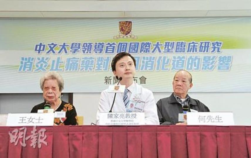 王女士(左)多年來依賴消炎止痛藥,抑壓右腳關節的舊患,有時抵不住痛更同時服下3種止痛藥,導致腸胃出血,在家吐血昏迷。中大醫學院內科及藥物治療學系講座教授陳家亮(中)估計,因服用止痛藥導致出血而入院個案,全港每年約有3500宗。(陳淑安攝) 王女士(左)多年來依賴消炎止痛藥,抑壓右腳關節的舊患,有時抵不住痛更同時服下3種止痛藥,導致腸胃出血,在家吐血昏迷。中大醫學院內科及藥物治療學系講座教授陳家亮(中)估計,因服用止痛藥導致出血而入院個案,全港每年約有3500宗。(陳淑安攝)