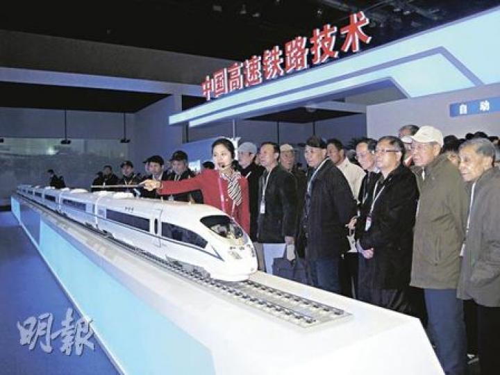 在世界高速鐵路大會的展覽會上,講解員向參觀者介紹中國高鐵列車發展情况。(劉洪慶攝) 在世界高速鐵路大會的展覽會上,講解員向參觀者介紹中國高鐵列車發展情况。(劉洪慶攝)