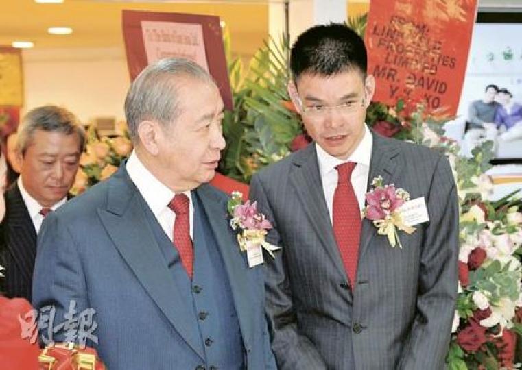 東亞銀行倡議金管局成為本港人民幣清算行。圖左為東亞主席兼行政總裁李國寶、右為副行政總裁李民橋。(葉漢華攝) 東亞銀行倡議金管局成為本港人民幣清算行。圖左為東亞主席兼行政總裁李國寶、右為副行政總裁李民橋。(葉漢華攝)