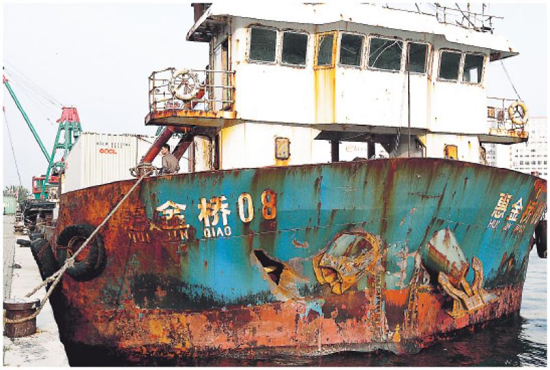 運載化學品的內地貨船「惠金橋08」，右邊船頭在撞船後遺下大洞，事後駛至柴灣貨物起卸區等候調查。（郭慶輝攝）消防人員昨日冒着風浪在東龍洲一帶搜救失蹤船員，事件中運沙船上5男1女仍然失蹤。（郭慶輝攝）姓吳運沙船船長，墮海個多小時後獲救，送院時陷於昏迷，經搶救後證實不治。（蔡方山攝）內地運沙船事後迅速翻沉，船員逃生時撞傷頭部及手腳。（蔡方山攝）（明報製圖）政府飛行服務隊直升機及救援船，昨日不斷在東龍洲附近海面搜索失蹤船員。（郭慶輝攝）