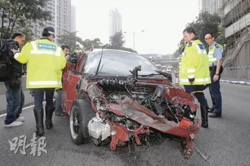 私家車車頭摺曲，車身嚴重損毁，警方正追查意外原因。（衛永康攝）私家車失控撞毁鐵欄、路牌，再反彈出快線，現場遺下大量零件、雜物碎片等。（衛永康攝）肇事私家車車速表在意外後指着130至140公里之間，警方正調查是否超速肇禍。（衛永康攝）