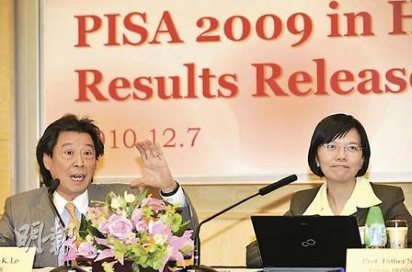 中大昨日公布第4屆學生能力國際評估計劃(PISA)結果,香港教育研究所長盧乃桂(左)指出,學校與學校之間成績差異減少,反映本港漸朝向均等基礎教育發展,有助提升整體教育質素。右為中大教育行政及政策學系教授何瑞珠。(何家達攝) 中大昨日公布第4屆學生能力國際評估計劃(PISA)結果,香港教育研究所長盧乃桂(左)指出,學校與學校之間成績差異減少,反映本港漸朝向均等基礎教育發展,有助提升整體教育質素。右為中大教育行政及政策學系教授何瑞珠。(何家達攝)