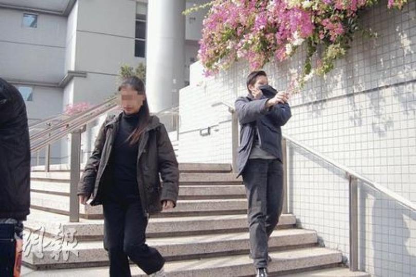 謝姓單親母親（左）昨承認用藤條體罰4歲兒子候判，而被男童稱作「爸爸」的章姓女密友（右）則否認虐打男童受審。（利嘉茵攝）