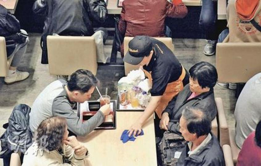 大家樂早前因「扣飯鐘」引起的「罷食」風波，令該集團10月時有兩星期生意額下跌一成。圖為該集團位於荃灣的分店。（葉漢華攝）
