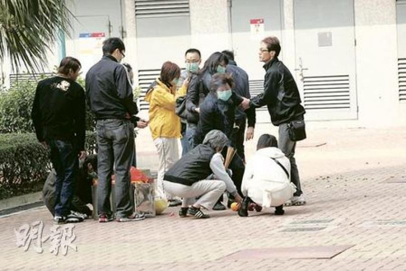 中二男生連駿鴻父母及親友在墮樓現場拜祭,部分親友神情悲傷,要旁人攙扶安慰。(黃雄攝) 中二男生連駿鴻父母及親友在墮樓現場拜祭,部分親友神情悲傷,要旁人攙扶安慰。(黃雄攝)