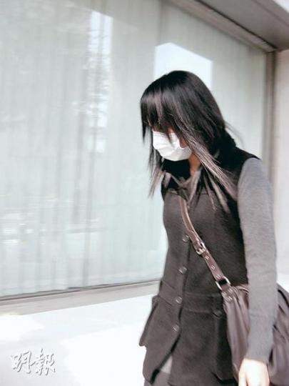 死者王西文的遺孀蔡琼越昨亦有出席死因研訊，但沒有提問。（梁珮珊攝）死者蔡長明的遺孀邱美娜（左）昨出席死因研訊後離開，她昨日未有於庭上提問。（梁珮珊攝）