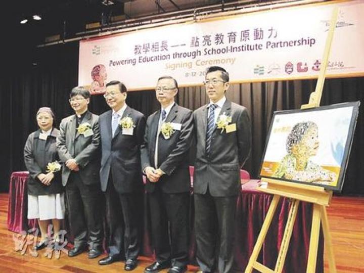 天主教香港教區教育事務主教代表黃若嫻（左起）、聖公宗小學監理委員會主席陳謳明法政牧師、教院校長張炳良、中華基督教會香港區會學務總監許俊炎及東華三院主席兼名譽校監梁定宇，昨簽署合作協議，教院未來為學校提供副校長一年培訓，為升任校長作準備。（彭美芳攝）
