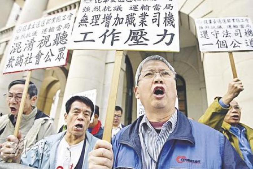立法會昨日投票表決《2010年道路交通（修訂）條例草案》，重點包括「醉駕三級制」。汽車交通運輸業總工會一批代表在會議開始前，在立法會外抗議，指新例將「誅連」守法司機。（郭慶輝攝）