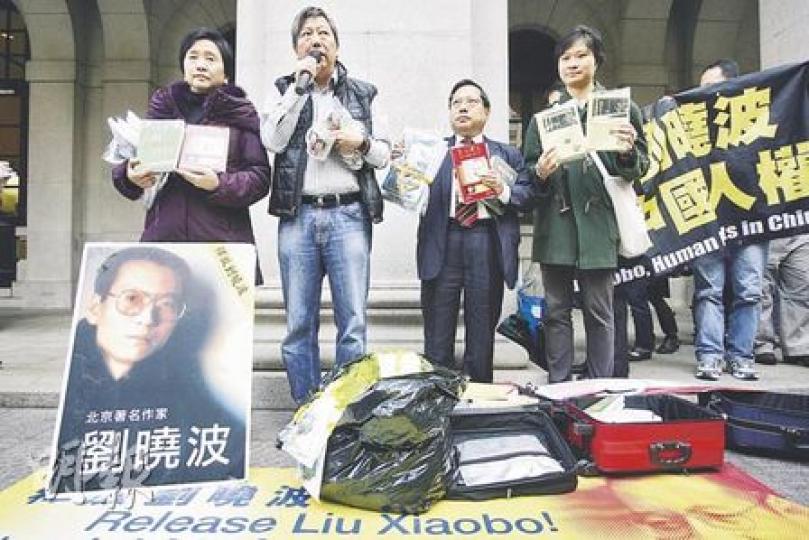 本港獲邀人士昨日起程前往挪威出席諾貝爾和平獎頒獎禮，左起為中國維權律師關注組副主席劉慧卿、支聯會副主席李卓人、支聯會秘書及中國維權律師關注組主席何俊仁、獨立中文筆會副會長潘嘉偉。（郭慶輝攝）
