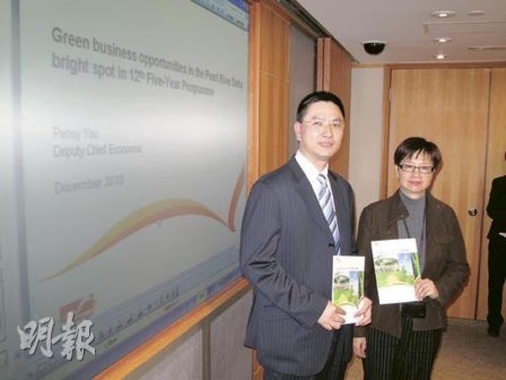 貿易發展局發表《捕捉珠三角「十二五」節能環保商機》研究報告，該局經濟師趙永礎（左）和副首席經濟師邱麗萍（右）指出，本港從事環保節能服務公司可看準時機，闖入珠三角開拓商機。（陳佩儀攝）