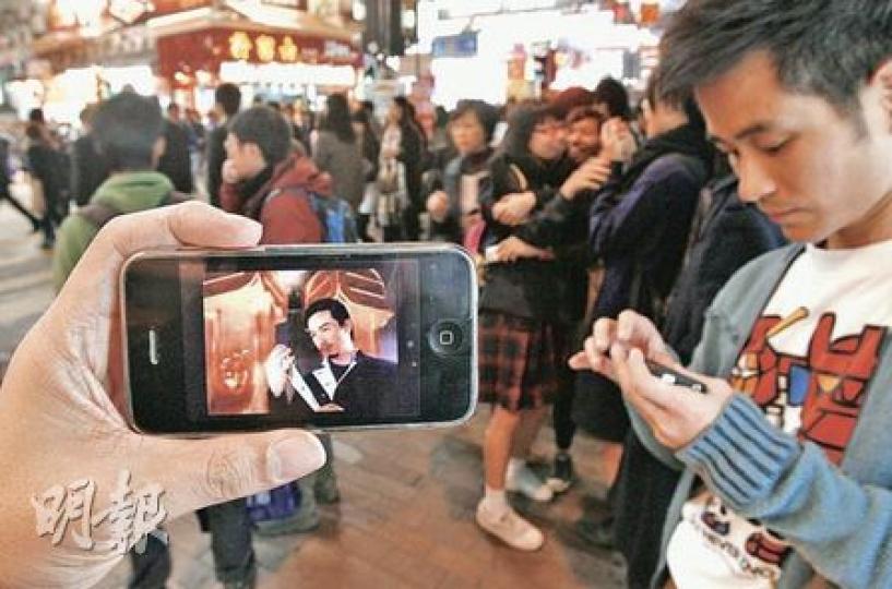 用手機上網要小心流動數據上限，電訊管理局關注今年有關收費投訴較去年勁升兩倍，建議市民外遊時選擇有收費上限的上網服務計劃或關掉手機上網功能。（林振東攝）