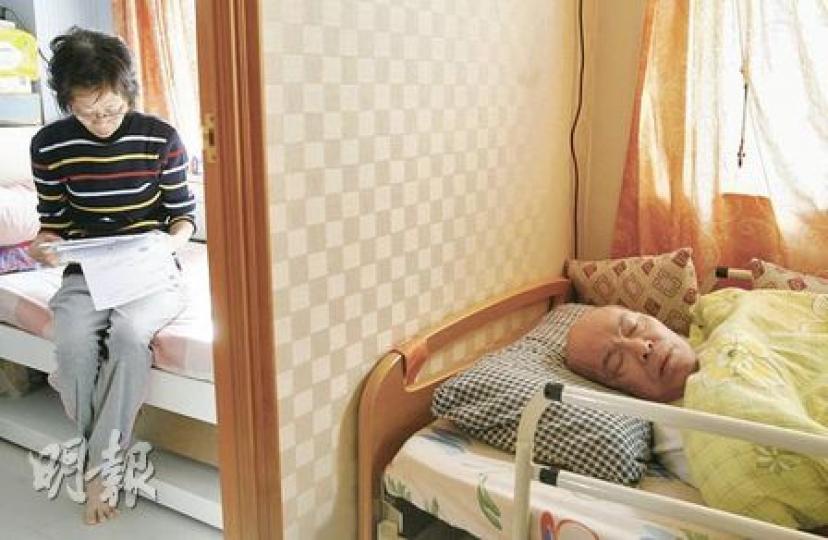 估計只剩下數個月壽命的潘重鼎（右）在病榻上仍不忘爭取賠償，其妻鄭素嫻（左）指錯在銀行，銀行願賠償的金額卻不足以支付潘伯的手術費，令他錯過及早接受手術的機會。（林振東攝）