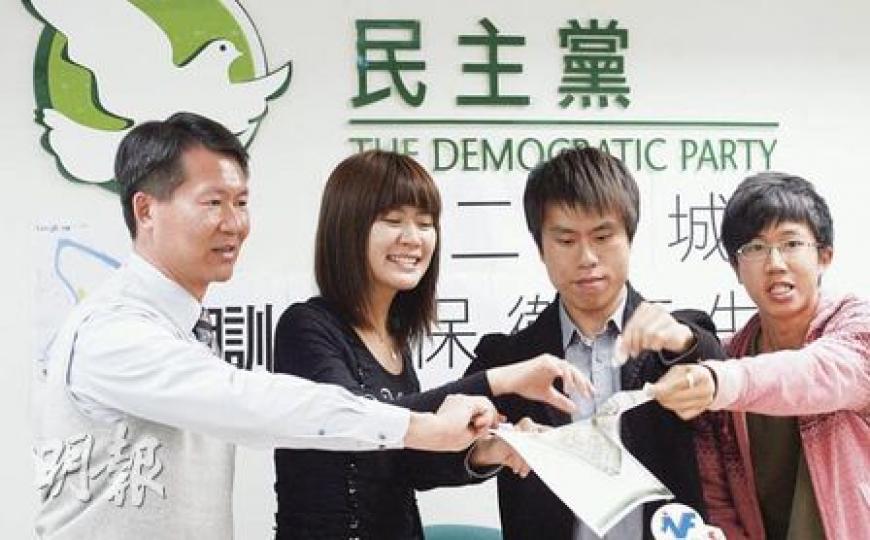 民主黨周日（12日）在南生圍舉行「十二圍城」集會，元朗區議員及網上「萬人聯署．決不讓南生圍淪陷！」行動召集人鄺俊宇（右二）表示，城規會即使否決恒基申請延期，圍城行動仍會如常舉行，以示網民勝利。（林振東攝）