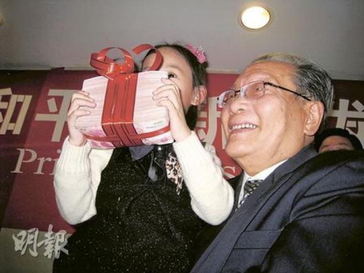 獲安排代領獎金的小妹妹曾玉涵（左），展示10萬元人民幣現鈔獎金。（劉洪慶攝）首屆孔子和平獎新聞發布會暨頒獎禮，吸引了近200名中外記者到場採訪。（劉洪慶攝）