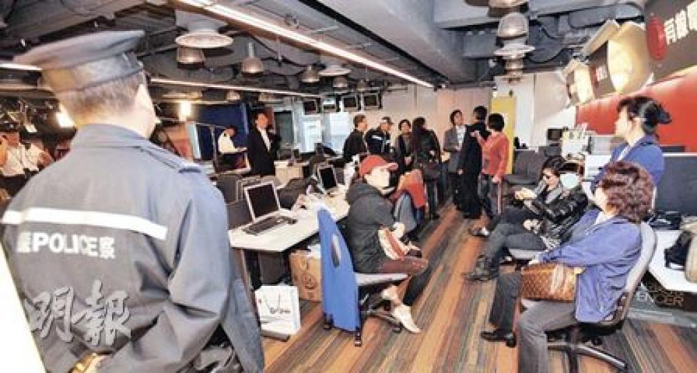 約30名雷曼事主噚日操上有線電視直播室，要求胡孟青道歉，事件一道擾攘，要警方到場。（朱永倫攝）
