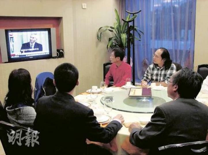 廣州維權律師昨日聚集在酒樓，一起觀看和平獎頒獎情况。（明報記者攝）