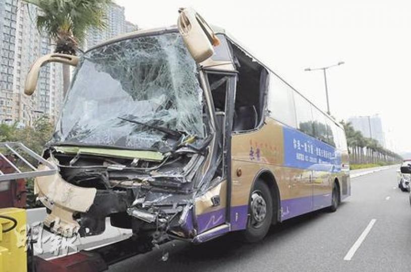疑因「爭線」失控，從後撞向前車再掃毁10多米鐵欄的肇事邨巴，事後車頭嚴重損毀。（林錫禮攝）