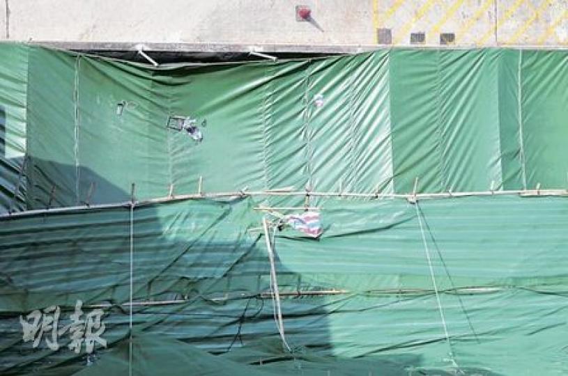 中年漢於火炭工廠大廈跳樓，先跌在2樓棚架平台邊緣（下方），再反彈跌落1樓停車場的帆布帳篷（上方）保命，僅受輕傷。圖為記者俯視意外現場。（林錫禮攝）尋死男子跳樓被帳篷救回一命後，隨即再度登上大廈，在另一邊沒帳篷的位置躍下，直墮地下斃命。（林錫禮攝）