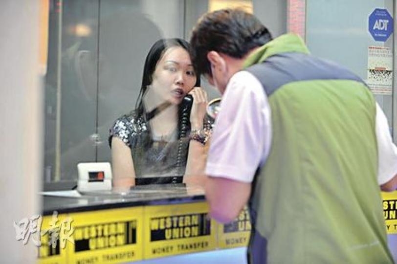 賊匪向東角道一間找換店女職員（左）亮出類似手槍物體，劫去4萬元後逃走，女職員其後在場協助警方調查。（樊銳昌攝）