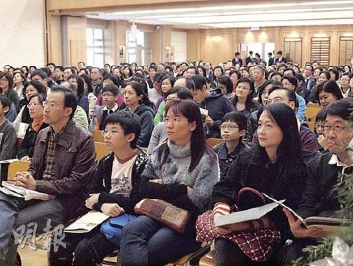 聖保羅書院昨日的升中簡介會吸引逾1500名家長和學生，有家長坦言未受審計報告影響。（鄭穎瑩攝）聖保羅書院校長John Kennard向家長強調，學校向來努力確保學生不會因經濟困難未能入讀，只要學生附合資格便獲發獎學金。（鄭穎瑩攝）