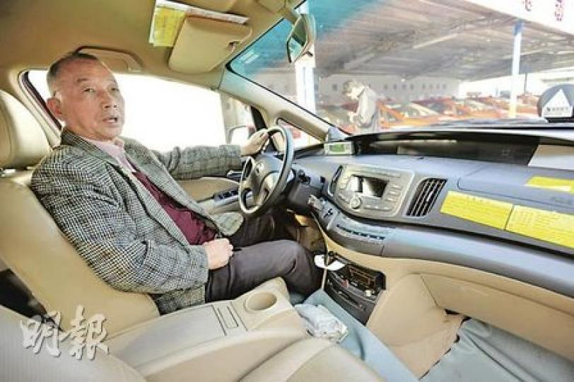 的士小巴權益關注大聯盟主席黎銘洪形容電動的士「很靜、車身寬敞」，但關注充電時間太長。他昨日坐在電動的士司機位感受一下，但沒有試駕。（朱永倫攝）