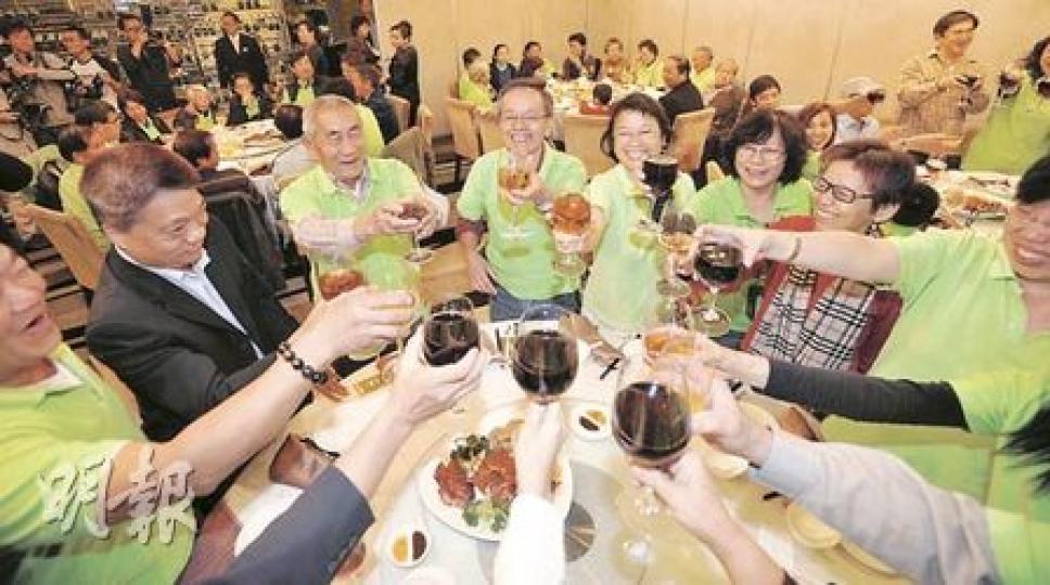 菜園村成功購地，筵開6席感謝各方，尤其是鄉議局主席劉皇發協助買地建新村。原表示出席的發叔，臨開席前表示不適，村民唯有隔空道謝。（余俊亮攝）