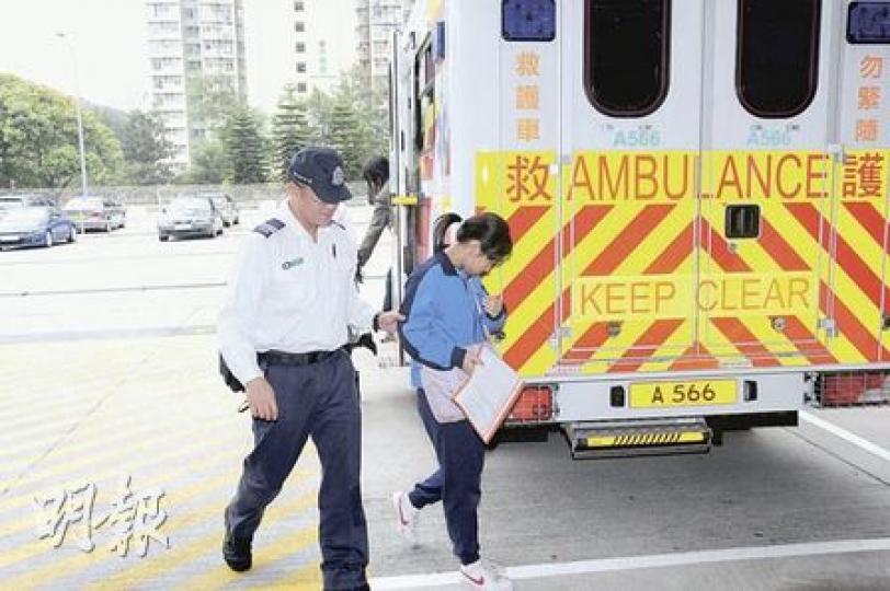女童不慎撞及婦人後被追打，幸有母親保護，事後女童送院檢驗。（樊銳昌攝）婦人被撞後追打女童，又踢傷女童母親。她報稱不適送院檢驗。（樊銳昌攝）