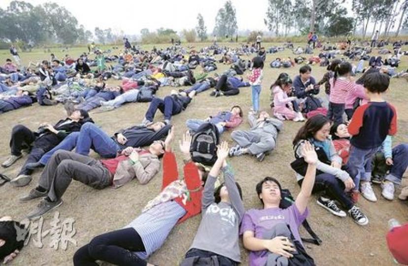 南生圍的草地上，昨日聚集了1300多人，熱鬧但不吵鬧，他們齊齊繫上綠絲帶，以示保護南生圍的決心。（何家達攝）