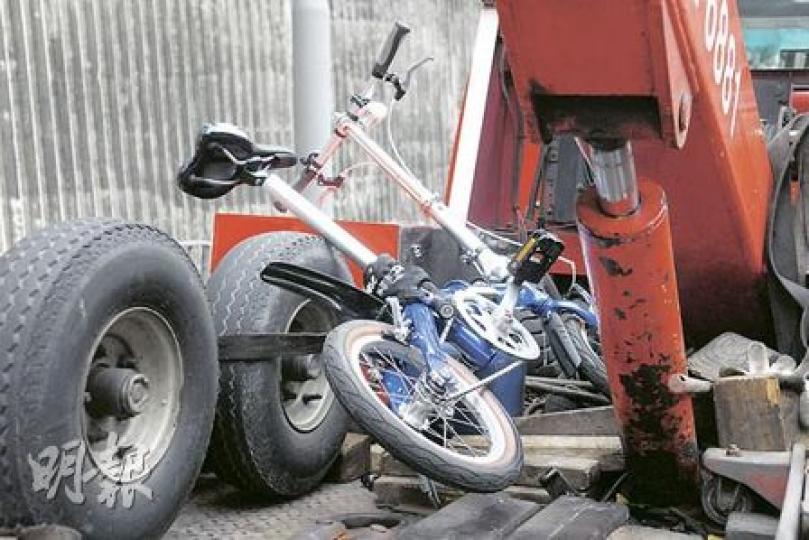肇事的Dahon摺合單車，意外後無明顯損毁，由拖車送走檢驗。（何朝財攝）退休警署警長頭部重創昏迷，送東區醫院急救後在深切治療部留醫，情况危殆。（林錫禮攝）退休警署警長騎單車失控墮地，頭部撼地昏迷，傷者其中一名兒子（黑衣者）趕至醫院了解情况。（林錫禮攝）傷者騎摺合單車沿西灣河耀興道的「長命斜」落斜，駛過一個左轉的大急彎後，在交通燈位前（箭嘴示）失控墮地重傷。（林錫禮攝）
