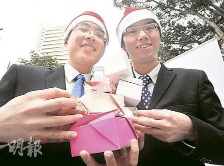 青年組織青年區動訪問1640名13至29歲的青年人，了解他們的節日消費習慣。該會主席曾錦銓（左）及副主席葉文斌（右）昨日表示，女性普遍比男性更捨得花錢買聖誕禮物。當中有受訪者每月流動資金少於500元，卻願意花費200至500元來慶祝聖誕節，他們建議年輕人應量入為出。（余俊亮攝）
