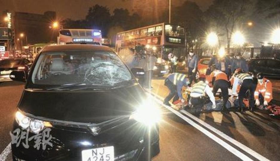 過路男子被兩部七人車撞及，其中一部涉事黑色七人車擋風玻璃龜裂，事後停在現場協助調查，另一輛七人車則不顧而逃。（樊銳昌攝）在界限街過路時，遭兩七人車先後撞及的男途人，重創昏迷倒卧馬路中，送院搶救後不治。（樊銳昌攝）