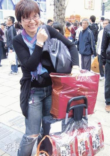 來自深圳的朱女士（圖），準備花6000元買鮑魚、醬油、螺片等乾貨以備過年。昨日場內一些附送手推車的乾貨「套餐」，更格外受掃貨客人歡迎。（林景輝攝）