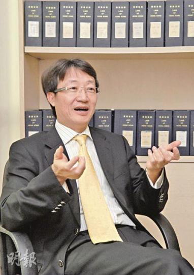 林新強律師表示，翻簽、翻做臨約來逃避額外印花稅都觸犯刑事罪行，後果嚴重。（陳淑安攝）