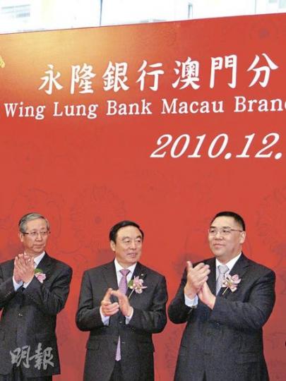 招行行長兼首席執行官馬蔚華（中）指出，監管資本要求愈來愈嚴格，銀行要加快二次轉型，實現減低資本消耗、提高風險定價能力、降低成本、風險可控及提高資本回報率五大目標。右為澳門行政長官崔世安。（劉欣欣攝）