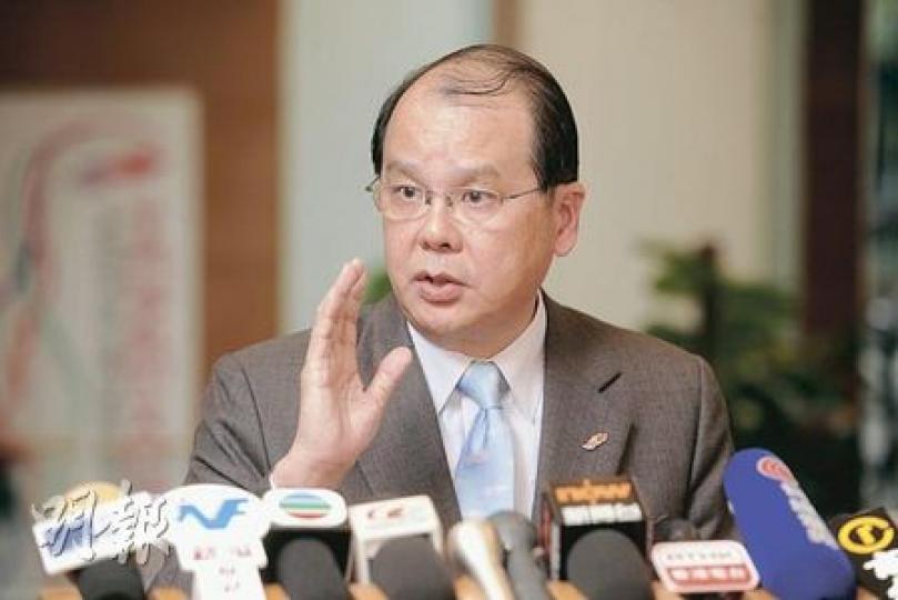 勞工及福利局長張建宗昨日公布「鼓勵就業交通津貼」計劃詳情，表示將以住戶入息作為審批準則，認為更公平及可減輕家庭經濟支柱供養多名成員的重擔。（尹錦恩攝）