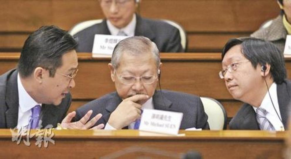 教育局和社署昨在直資學校聆訊中，被批評拒讓綜援學生入讀直資， 教育局長孫明揚（中）表示，會與社署研究，又稱全港有不同類型學校，直資學校只是其中一類。教育局副局長陳維安（左）和教育局常任秘書長黃鴻超（右）亦有一同出席昨日聆訊。（尹錦恩攝）立法會帳委會就直資學校行政和帳目管治昨再進行聆訊，議員何秀蘭多次批評局方「審批直資學校加學費把關不力」，又批評部分直資校學費太貴，但學費減免申請門檻過高，剝削基層學生入讀機會。（尹錦恩攝）立法會教育界議員張文光昨日旁聽帳委會，他批評教育局與社署卸責，促容許學生報讀