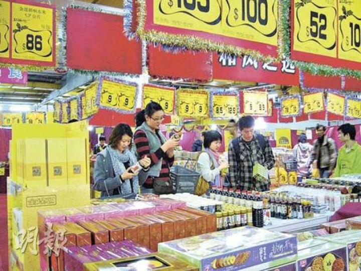 大昌食品市場特地為內地客設特賣場，提供逾500種貨品，優惠由三至八折不等。（黃靜雅攝）戴小姐（右）上周六在大昌行專為內地客而設的特賣場掃貨，買了20罐奶粉，花費逾3000元，滿載而歸。（黃靜雅攝）