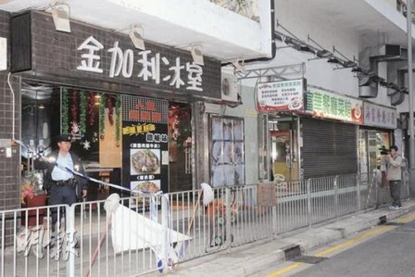 油塘連環爆竊案現場，3間相連餐廳，一夜間先後被賊潛入搜掠財物，共損失15萬元現金及煙。（蔡方山攝）警員在其中一間遇竊茶餐廳玻璃門收集指模。（蔡方山攝）遇竊茶餐廳門外，設有電動捲閘掣箱，但蓋面只裝有單薄的「信箱鎖頭」，賊人輕易撬開按動電掣，打開捲閘犯案。（蔡方山攝）