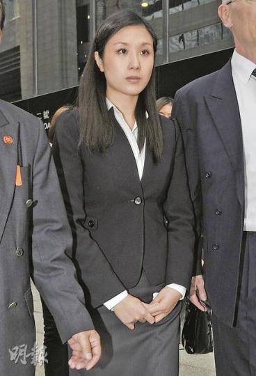 被指勒索富商X的陳學殷，跟律師商討控辯雙方的結案陳辭時，仍表現激動，法官將於除夕裁決。 （余俊亮攝）