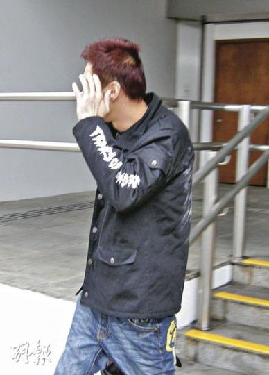 被告葉聲揚被控兩項串謀損壞財產罪，暫毋須答辯。（梁珮珊攝）年僅16歲的被告黃朗褀報稱無業，昨以5000元現金保釋外出候訊。（梁珮珊攝）