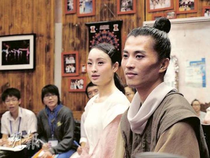 首席舞蹈員唐婭（前左）和劉迎宏（右）表示，為了以舞蹈表達蘇東坡夫妻的感情，曾閱讀其悼亡妻的詞《江城子》，了解他們的深情。（校記馬文君攝）舞蹈員綁上道具，準備綵排。部分舞蹈員還會戴面具扮演殭屍，營造古戰場情景。（校記梁嘉穎攝）