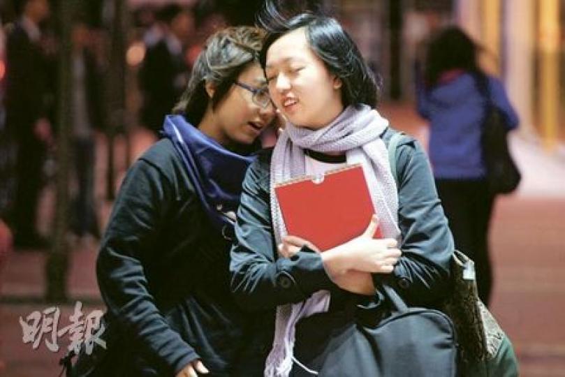 天文台預測周五天氣是今年入冬最冷，氣溫最低8℃。有市民昨晚已感受到陣陣北風，出動頸巾禦寒。（郭慶輝攝）