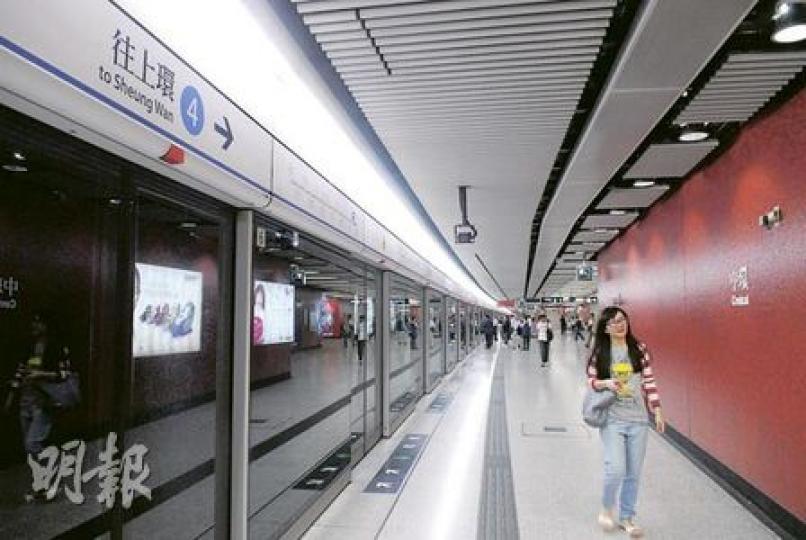 中環港鐵站上環方向月台（圖）發生偷竊案，一名找換店東主被扒手前後夾擊阻檔去路，載有46萬現金的環保袋被